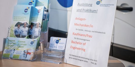 Ein Informationsstand mit Broschüren über Ausbildungsangebote in der Sanitär- und Klimatechnik, präsentiert von HSW.